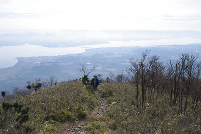滋賀県西部・比良山脈の南稜縦走路と標高1000メートル超地点から見た南湖方面の琵琶湖