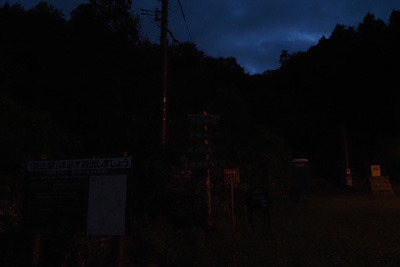 まだ暗い早朝の、大規模林道・高山大山線の県境隧道「飛越トンネル」岐阜口登山口やトイレ等