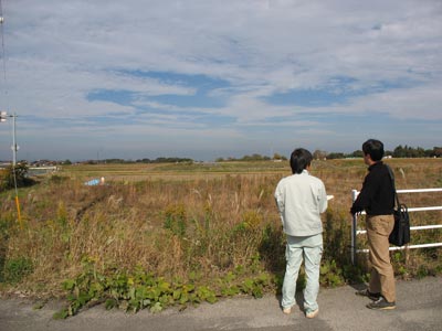 長者屋敷遺跡発掘現場跡にて鳥取県教育文化財団の担当氏から説明を受ける