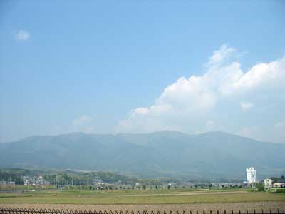 見渡す限りの滋賀湖西の耕地と比良山脈