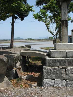 近江伊庭の金毘羅境内を二分する水路跡と石橋