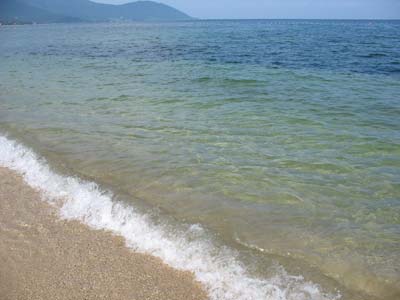 近江舞子雄松浜の澄んだ琵琶湖の湖水