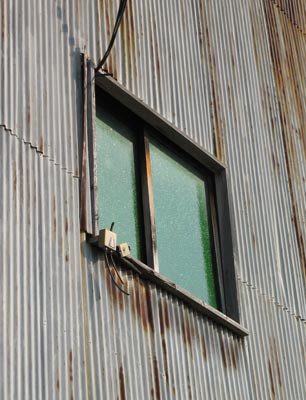 橋本遊郭跡の旧妓楼側面2階にあった色硝子窓
