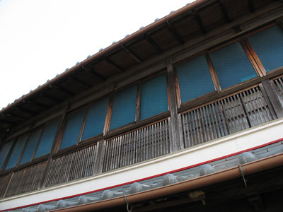 橋本遊郭跡の旧妓楼正面2階全面に残る青い色硝子窓