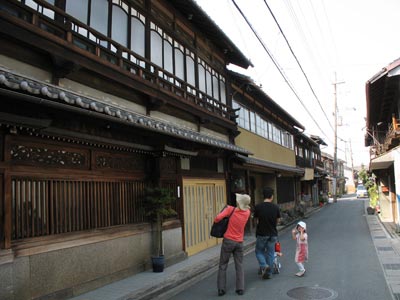 橋本地区の旧京街道（大坂街道）沿いに残る妓楼建築