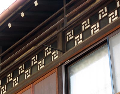 白薔薇を幾何学表現したような橋本遊郭跡の旧妓楼2階の欄間飾り