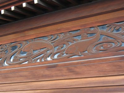 橋本遊郭跡の旧妓楼1階窓上にあった水紋に鯉泳ぐ欄間彫刻
