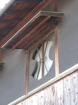 橋本遊郭跡の旧妓楼2階側面に見えた格天井の小屋根ある「分銅形」の窓