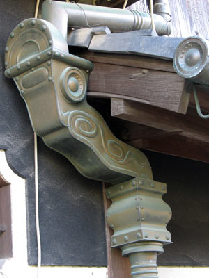 橋本遊郭跡の旧妓楼の凝った銅製雨樋
