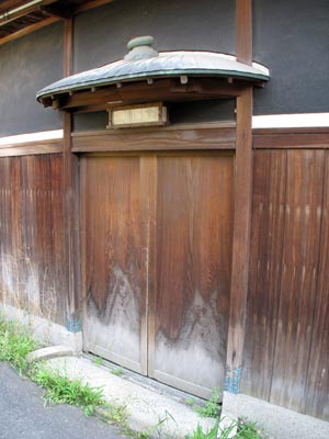 橋本遊郭跡の旧妓楼の、銅葺き円形変わり屋根ある瀟洒な勝手口