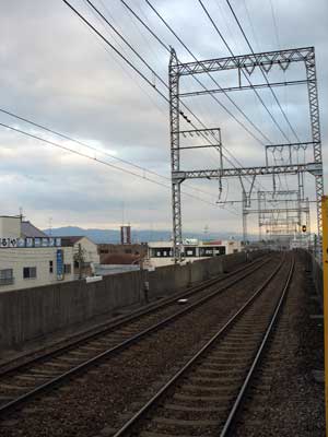 夕景の近鉄筒井駅ホームより東南の吉野・大峰山方面を望む