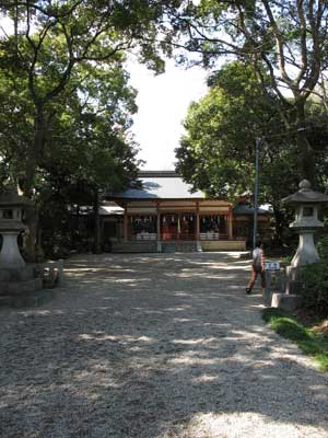 稗田集落の中心地にある樹々に囲まれた売太神社