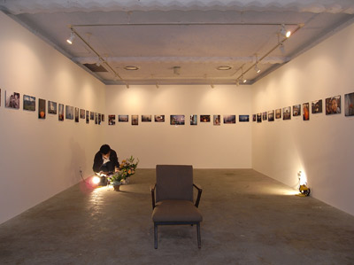 高潔（Gao J.）写真展「恒河少年」の撤去前の記念写真準備の為に会場に置かれた椅子や花