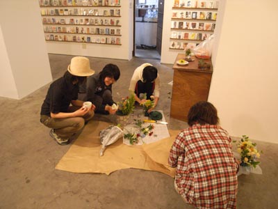 高潔（Gao J.）の写真展「恒河少年」撤去作業中、贈られた花を分け合う女子組