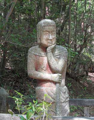 太神山山頂の不動寺境内地入口の左方を守る、憤怒の表情を持たない珍しい姿の制多迦像