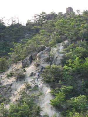 湖南アルプス独特の奇岩景と地肌斜面をゆく山会参加者