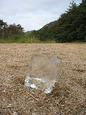 山会下山地である天神川河原に残置されたバーベキュー客の氷塊