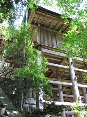 太神山山頂近くの巨石際に懸造（舞台造）式で建てられた繊細優雅な趣をもつ不動寺本堂とその脚部
