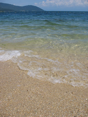 滋賀県琵琶湖西部は近江舞子雄松浜の白砂と澄んだエメラルドグリーンの湖水