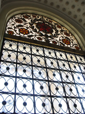 スターリン様式建築の遺構「上海展覧センター」のビザンツ風意匠ある豪華なガラス窓