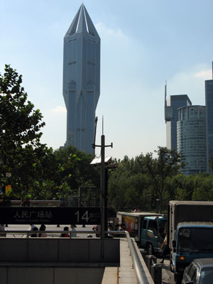 上海人民広場後方に見えた独鈷杵形の高層ビル