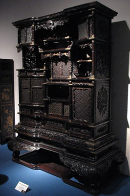 上海博物館の古家具コーナーに展示されていた、恐ろしく細密な加工が施された富豪注文品の唐木家具