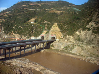 黄土高原中を流れる黄色く濁った渭水と、新たに開通していた高速道路（連霍高速？）の橋とトンネル