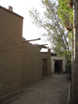 敦煌郊外の鳩摩羅什塔（白馬塔）近くの村落を構成する西域型住居