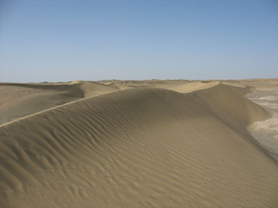 敦煌近郊緑州集落「南湖」郊外で出会った流砂帯