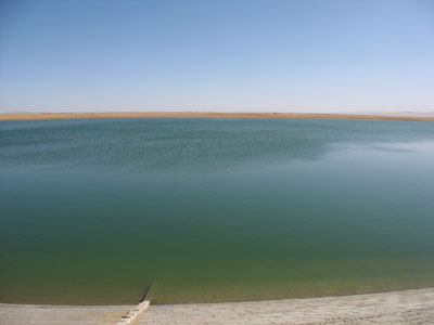 敦煌近郊緑州集落「南湖」南辺にある、漢代の泉「渥わ水」跡とみられる「渥わ池」の堤と広大な水面