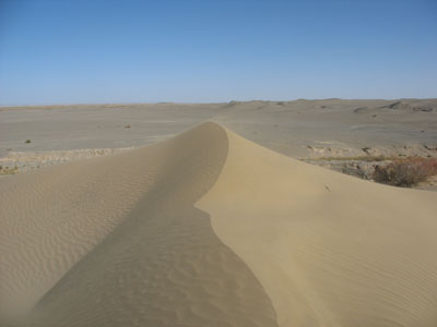敦煌近郊集落「南湖」郊外の荒漠中の流砂越しに見た一帯の砂漠風景
