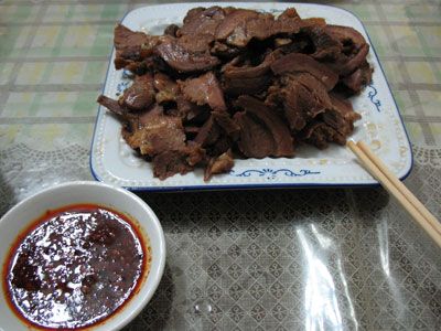 中国西部・敦煌市街の食堂で食べた、黒酢と豆板醤で味わう驢馬肉