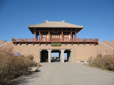 中国西部敦煌近郊集落「南湖」の北辺にある陽関博物館の門