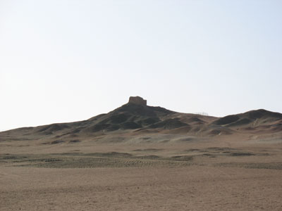 中国西部の敦煌近郊集落「南湖」北辺の荒漠に佇む敦敦山烽燧