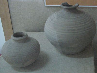 中国西部敦煌市街の敦煌博物館に展示される漢代の土器