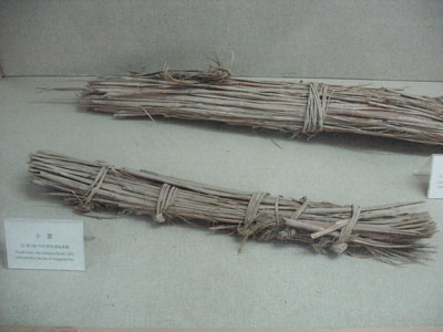中国西部敦煌市街の敦煌博物館に展示される、漢代に使われた松明的な狼煙通信具「苣」