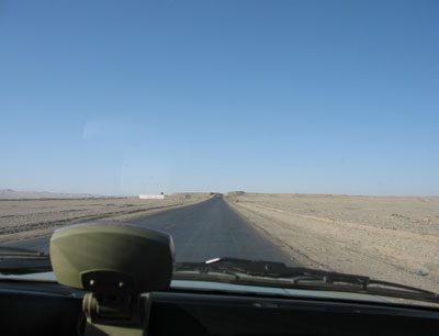 タクシー車内から見た、中国西部敦煌近郊集落「南湖」へ続く荒漠の一本道
