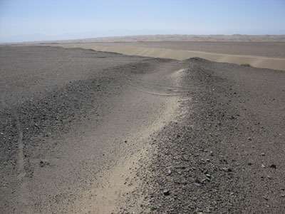 敦煌近郊南湖集落郊外にある「古董灘」の戈壁漠上で見つけた溝跡