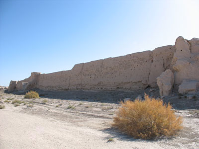 中国瓜州郊外の漢・三国期複合遺跡複合遺跡「六工古城」西側部分の、「角敦」や「馬面」を備えた魏晋県城址の北防壁