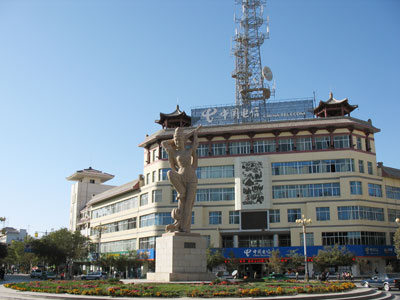中国西部敦煌の市街中心に立つ「反弾琵琶」の像