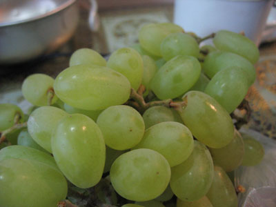 中国西部敦煌市街の農産品市場で買った緑の葡萄