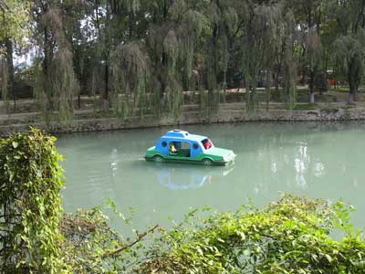 天水北道区・馬包泉公園の池に浮かぶ、タクシー型足漕ぎボート