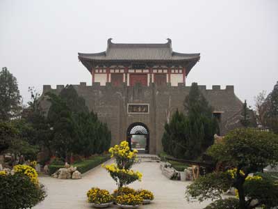 中国河南省三門峡の陜州古城跡にたつ「鐘鼓楼」