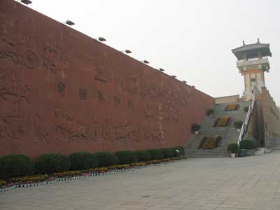 中国河南省三門峡にある、かく国墓博物館の正面玄関