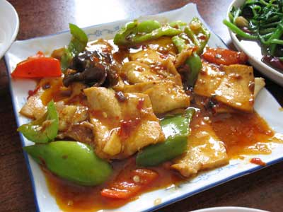 中国河南省三門峡の食堂で出された、当地の名物・揚げ豆腐による炒め物「家常豆腐」