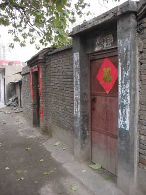 中国河南省三門峡の路地に残る、煉瓦造りの古い中国式家屋