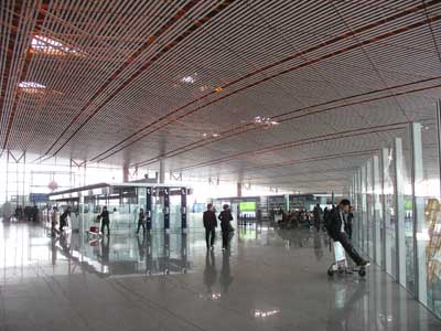 北京五輪開催に備え厳戒態勢の、新北京空港の現代的で真新しいロビー