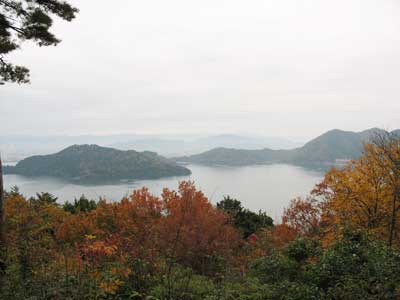 滋賀県琵琶湖沖島の山上（番所山？）から見た、堀切や長命寺山等の湖東方面
