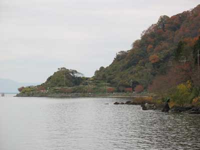 滋賀県琵琶湖沖島の北岸から見た、岬後方の山地が採石で痩せた石切場跡