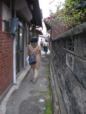 家屋が密集する滋賀県琵琶湖沖島の中心集落を巡る島会参加者
